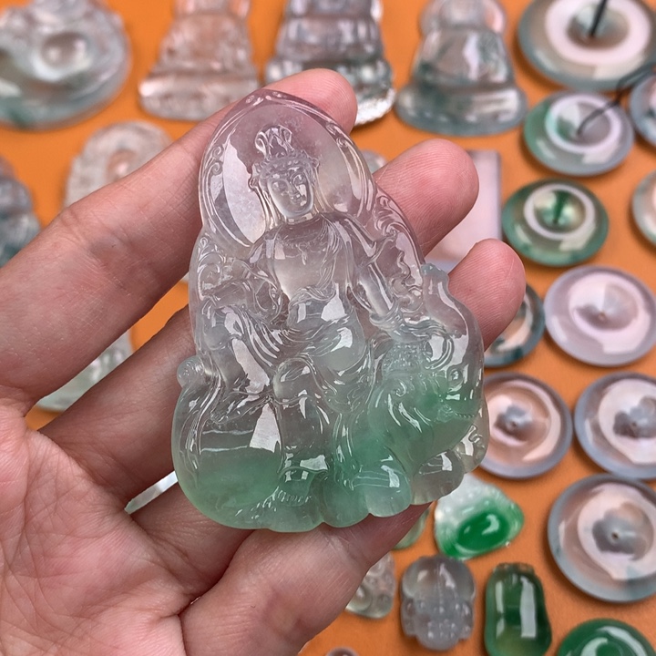 翡翠挂件未镶嵌……