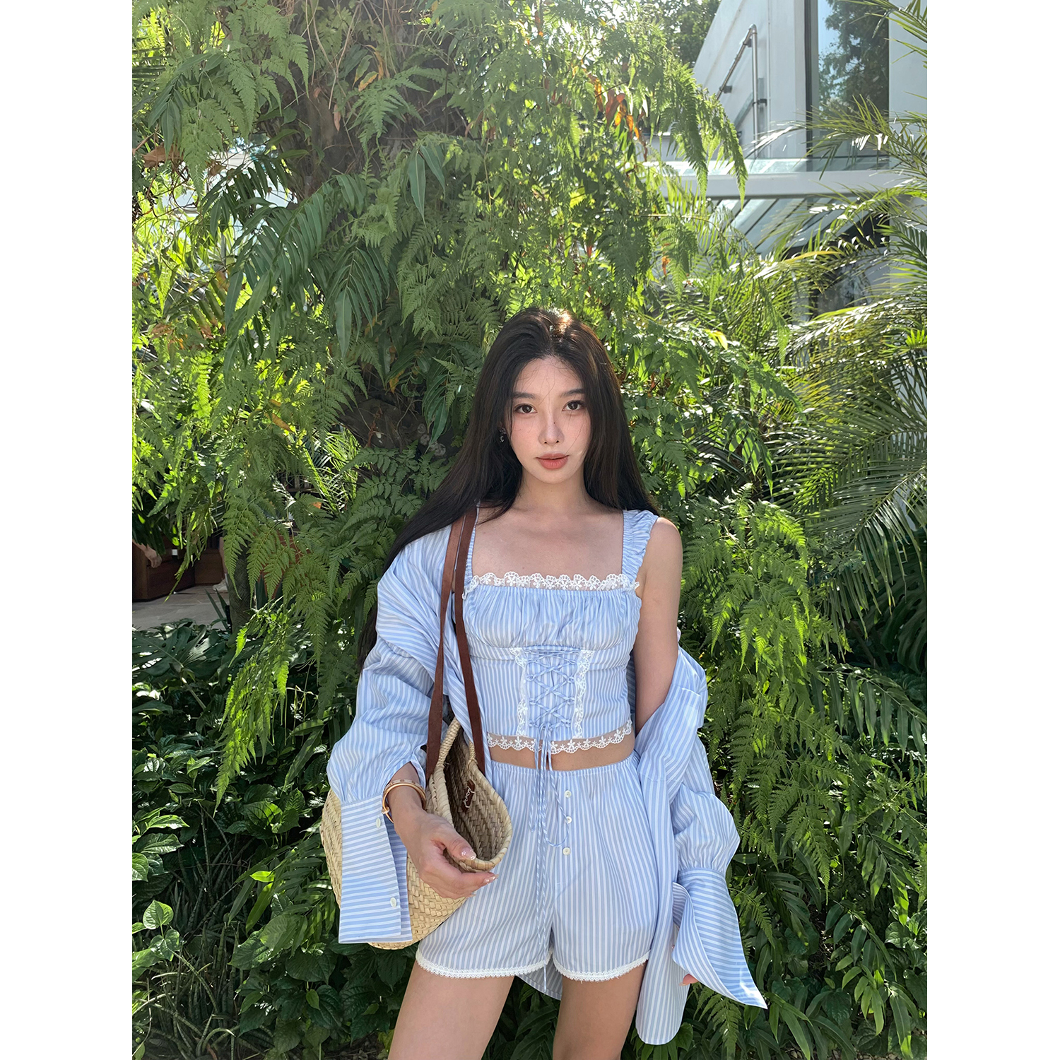 施薇靓06/16 松弛假日  轻氧系列条纹衬衫+绑带吊带+休闲裤套装