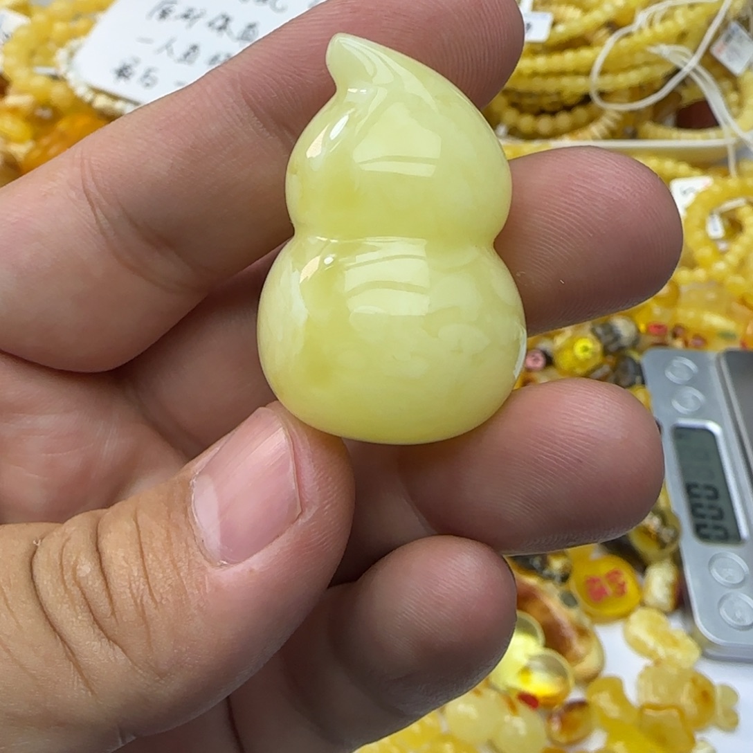 琥珀未镶嵌裸石12.4克01