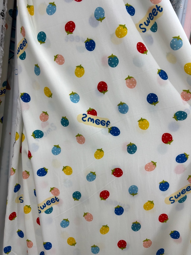 真丝缎棉绸面料，幅宽1.5，卡通图案