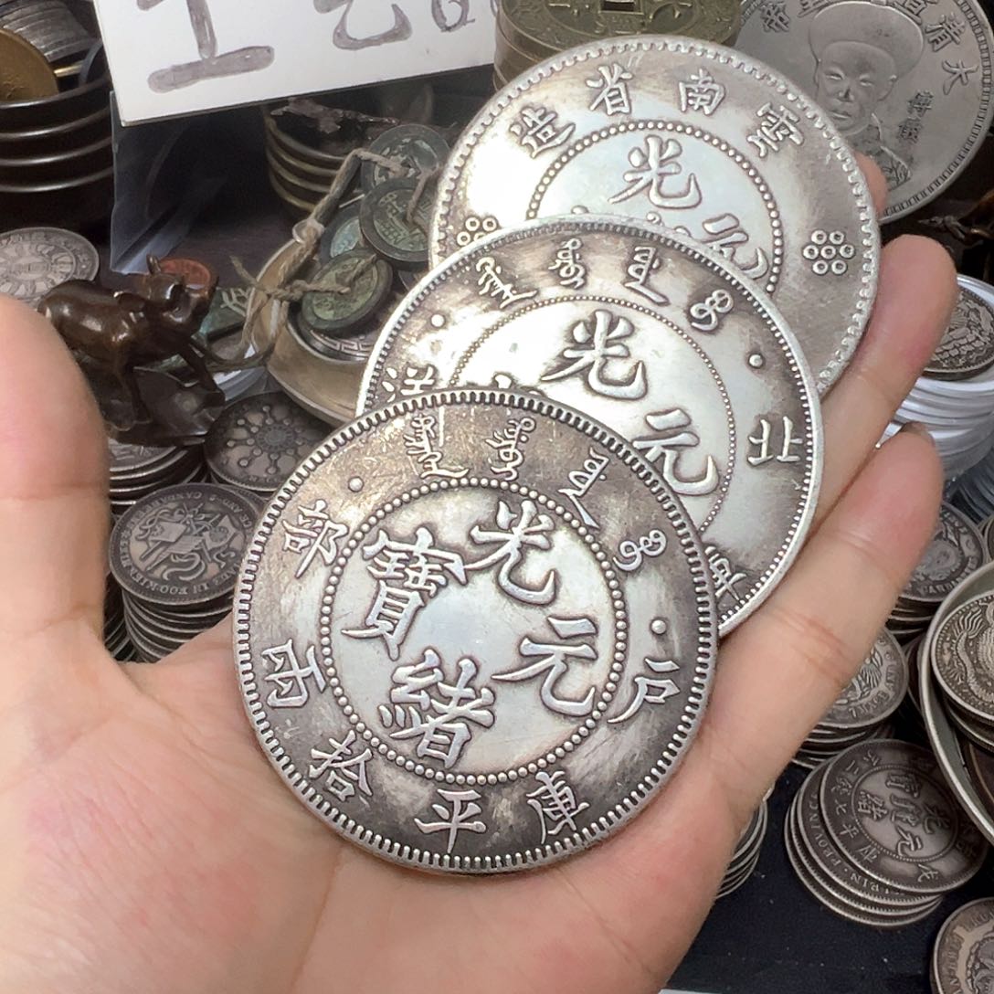 金属银元复古风格摆件