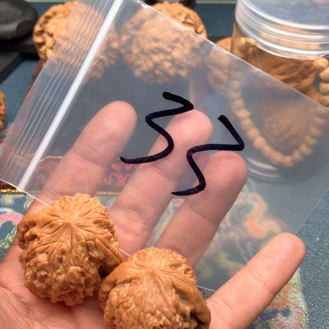 文玩核桃吊坠暴雪