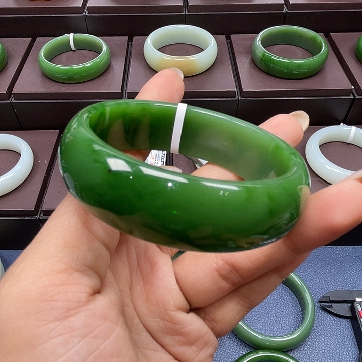 和田玉（碧玉）未镶嵌手镯