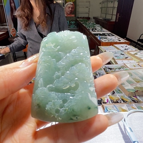 翡翠未镶嵌颈饰一个