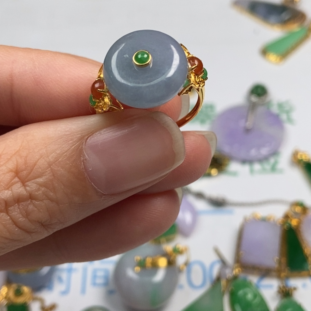 平***淡翡翠未镶嵌颈饰翡翠