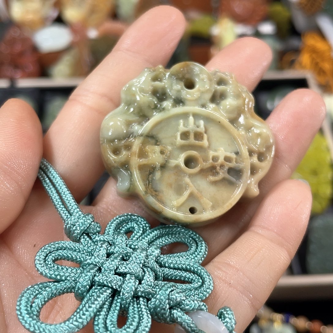 蛇纹石玉颈饰合金