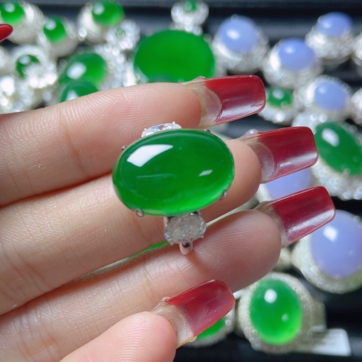 翡翠颈饰18K金镶嵌18。     