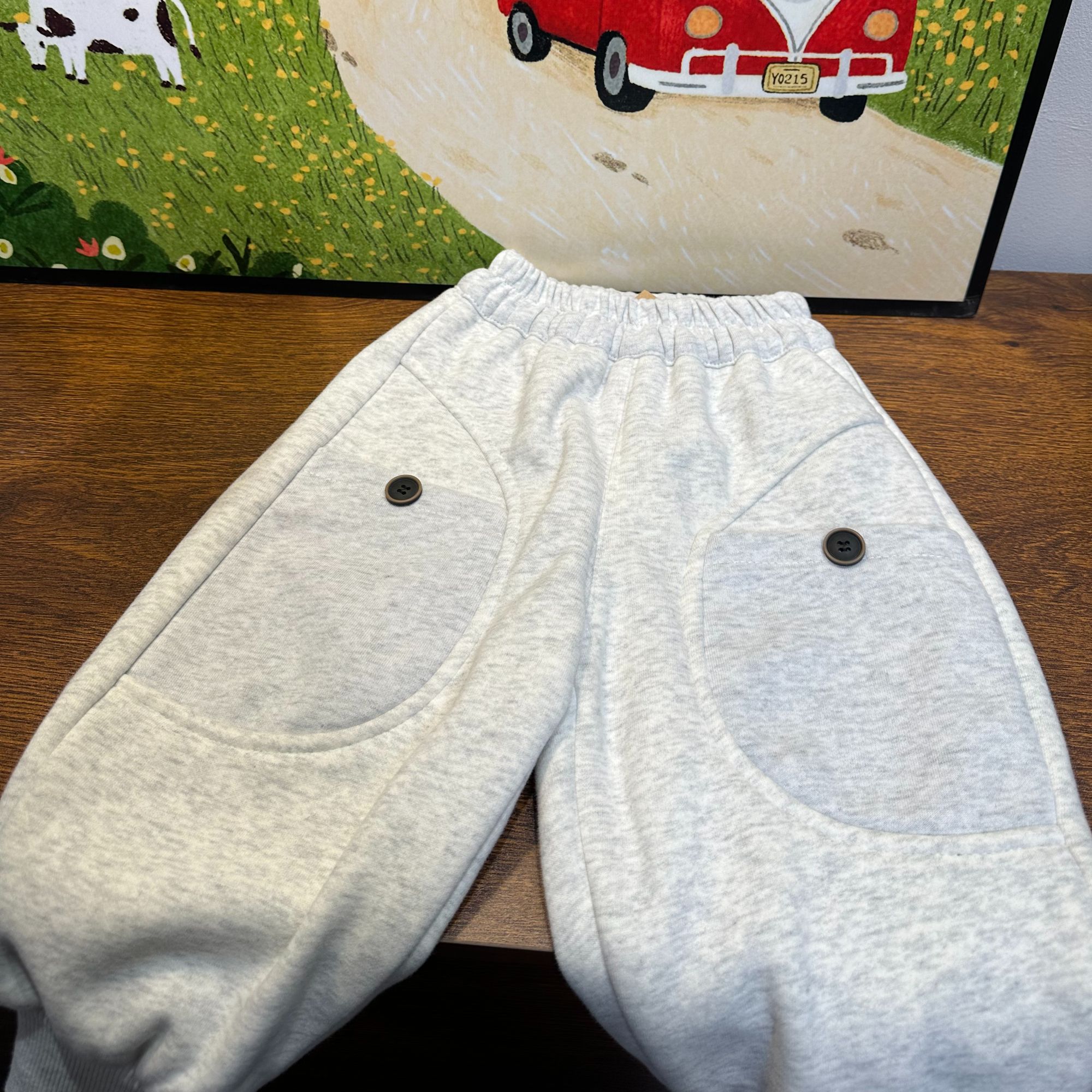 浅灰口袋儿童裤子