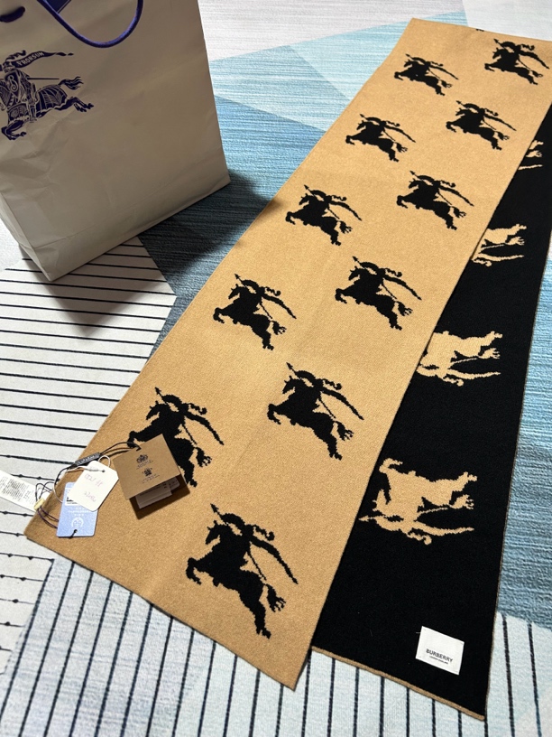 未使用 BURBERRY/博柏利 Burberry双面满印战马围巾【专属】