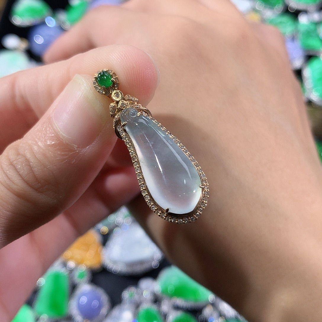 翡翠18K金镶嵌颈饰