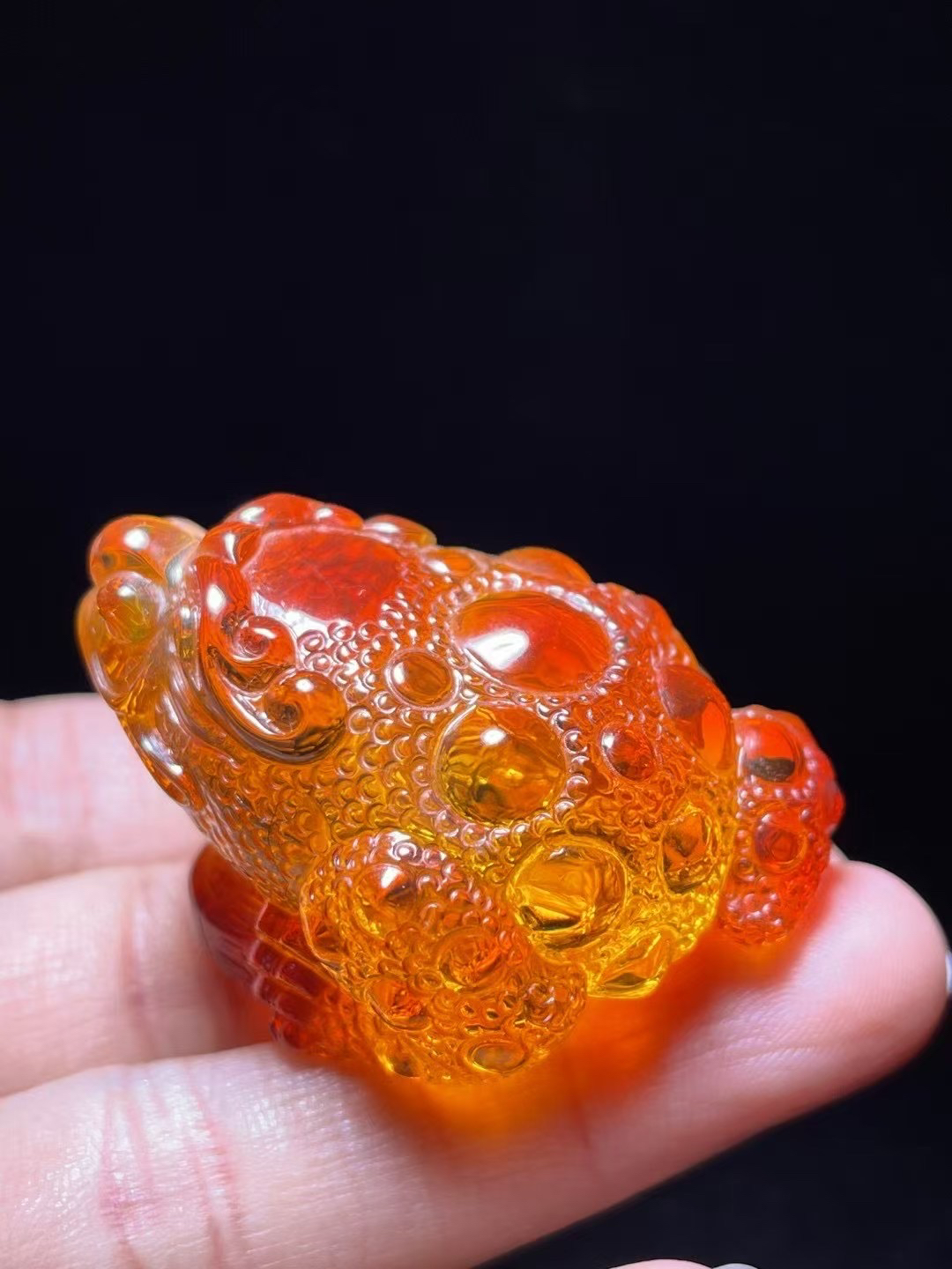 血珀三足金蟾干放不起风化，玻璃底樱桃红，15.1克42.7/33.4/27.2xl