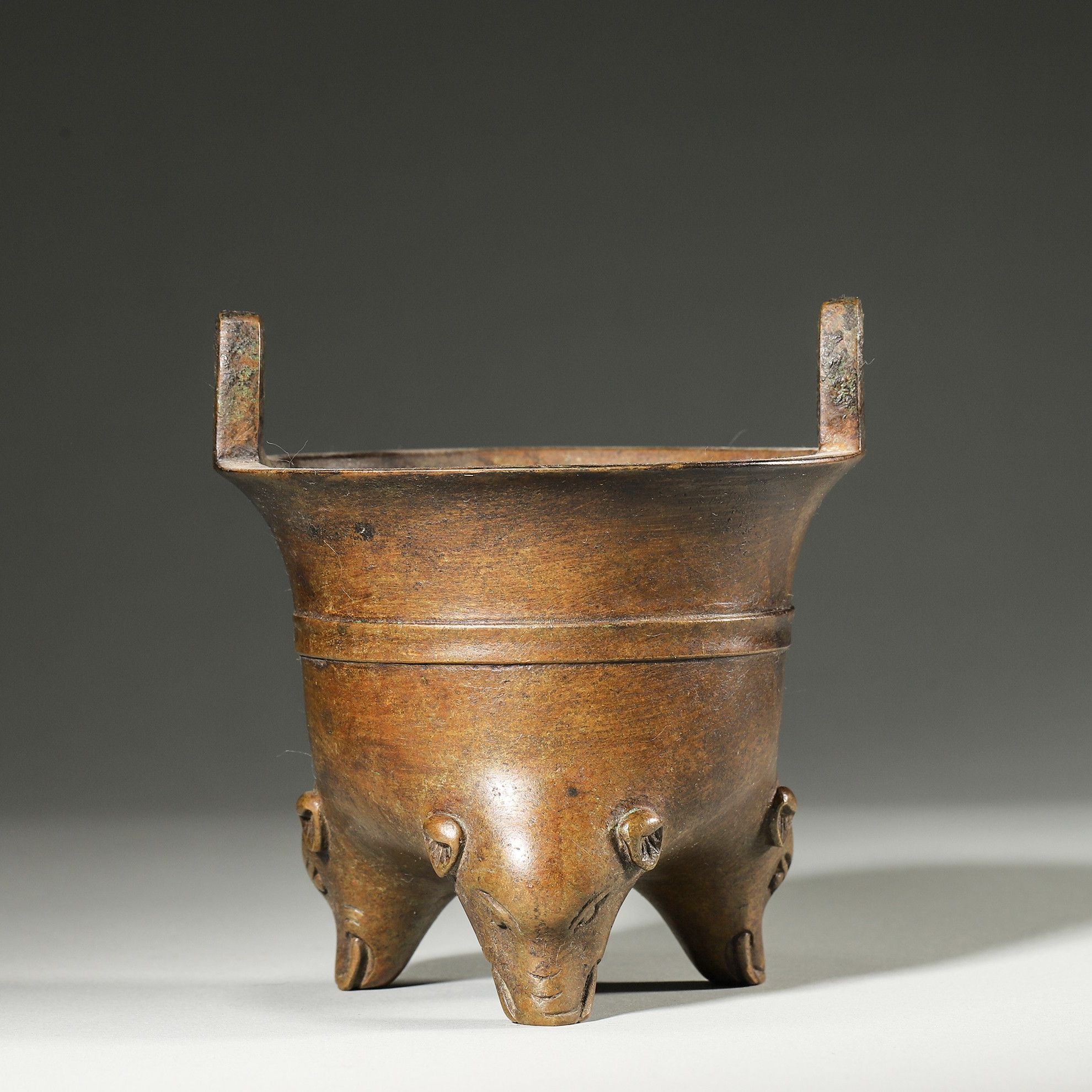 Lot25 清代 铜象足香炉