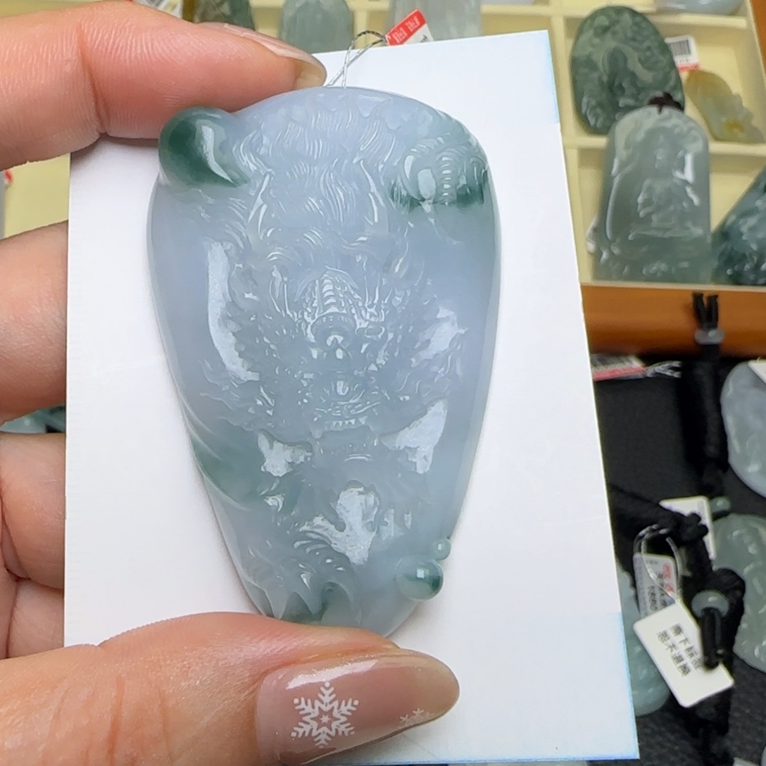 翡翠未镶嵌颈饰  