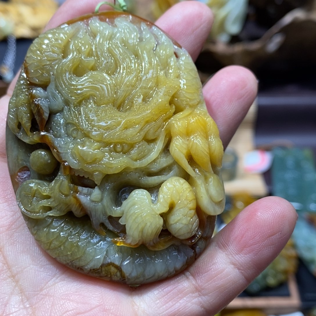 蛇纹石玉颈饰未镶嵌锦**业