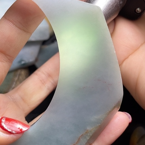 翡翠颈饰未镶嵌白*间