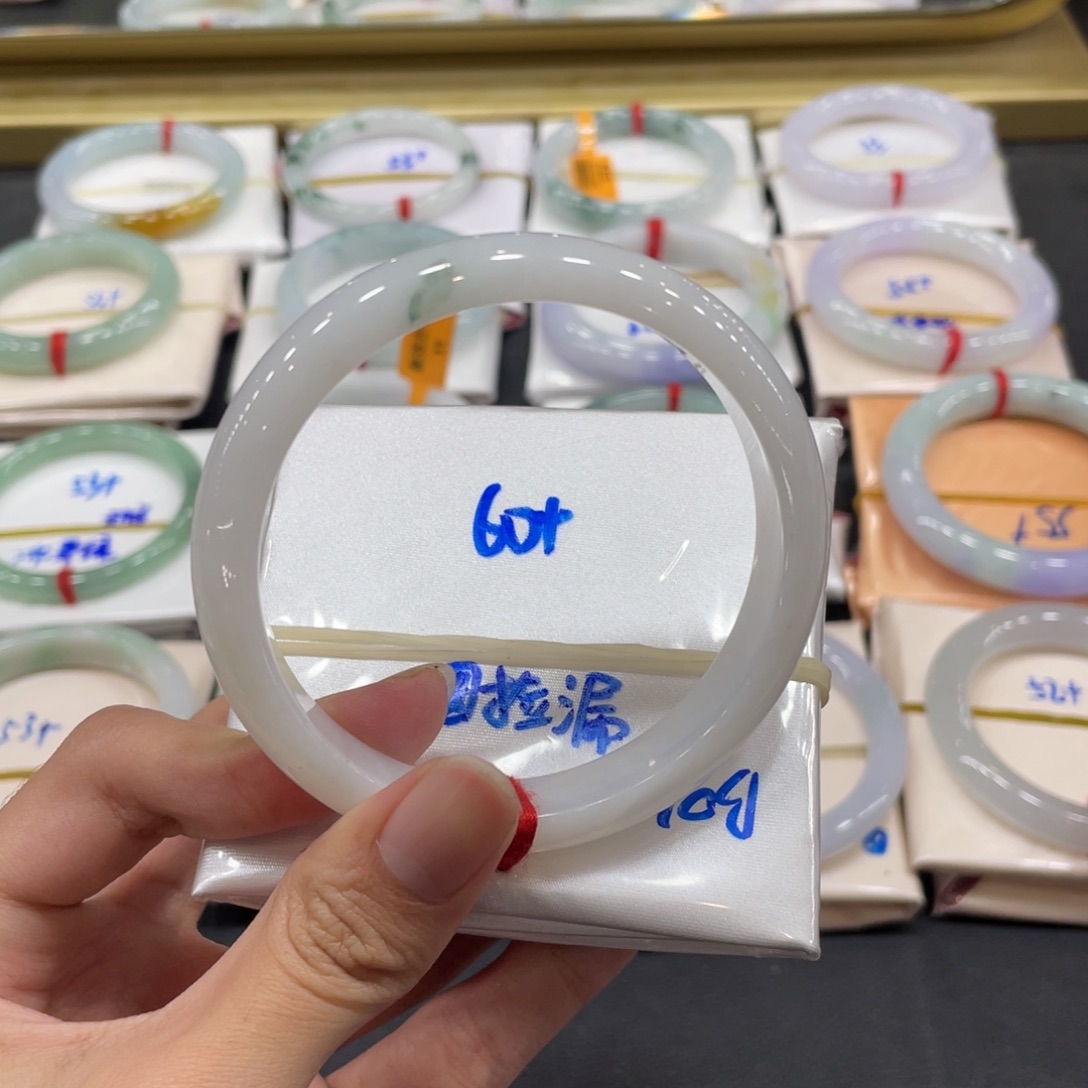 翡翠手镯未镶嵌翡翠手镯