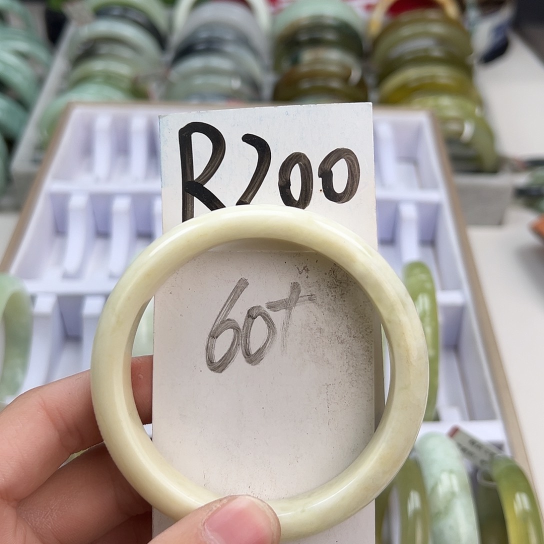 岫玉手镯未镶嵌天然岫玉微瑕，可以正常佩戴