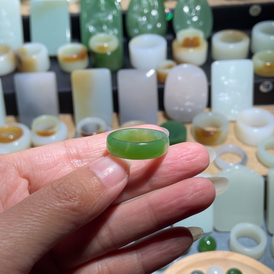 小***生和田玉未镶嵌戒指