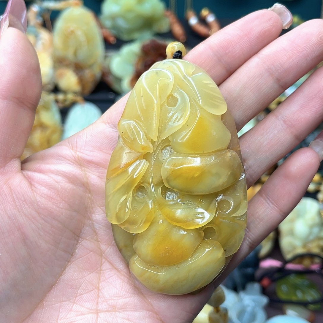 蛇纹石玉颈饰未镶嵌