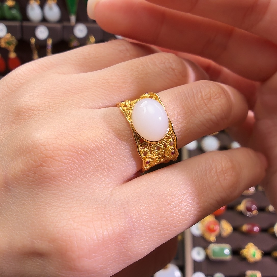 颈饰18K金镶嵌和田玉A*。