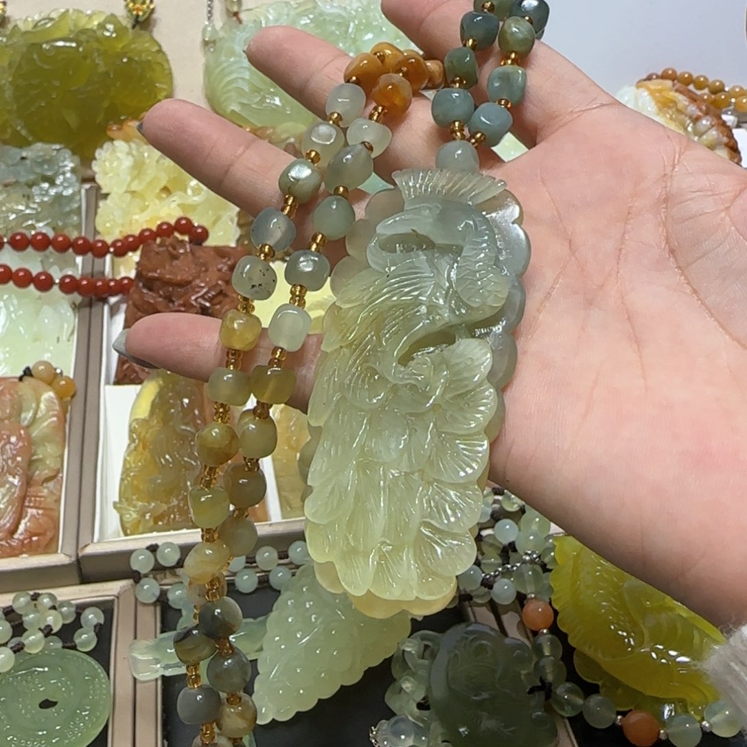 未镶嵌蛇纹石玉吊坠