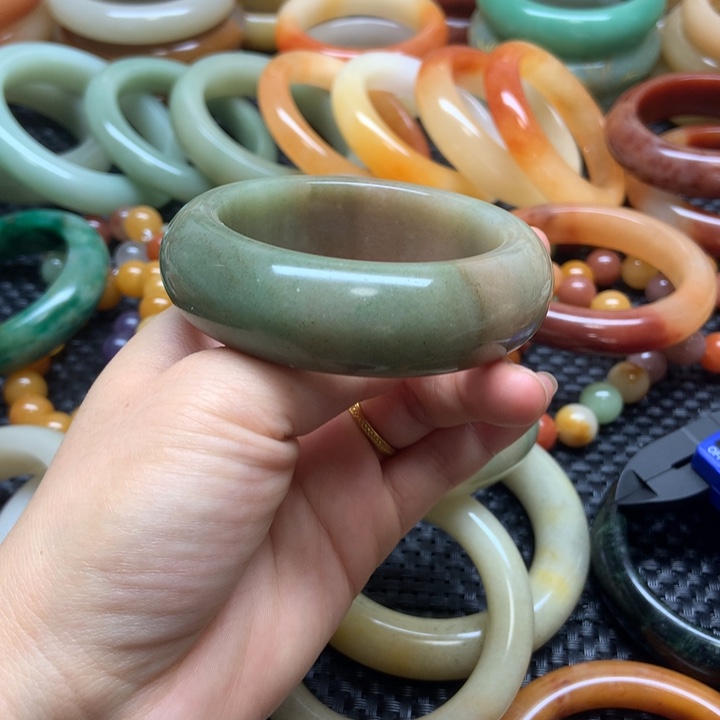 石英质玉手镯未镶嵌