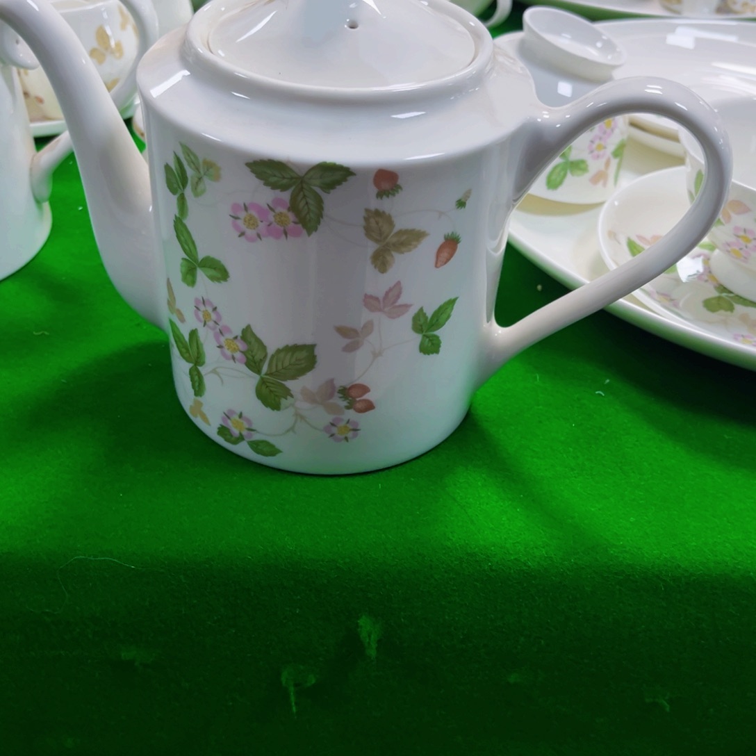小****新骨瓷野草莓壶一个
