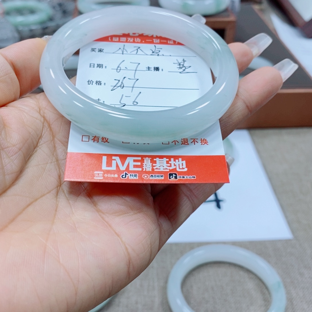 石英质玉手镯未镶嵌小*点
