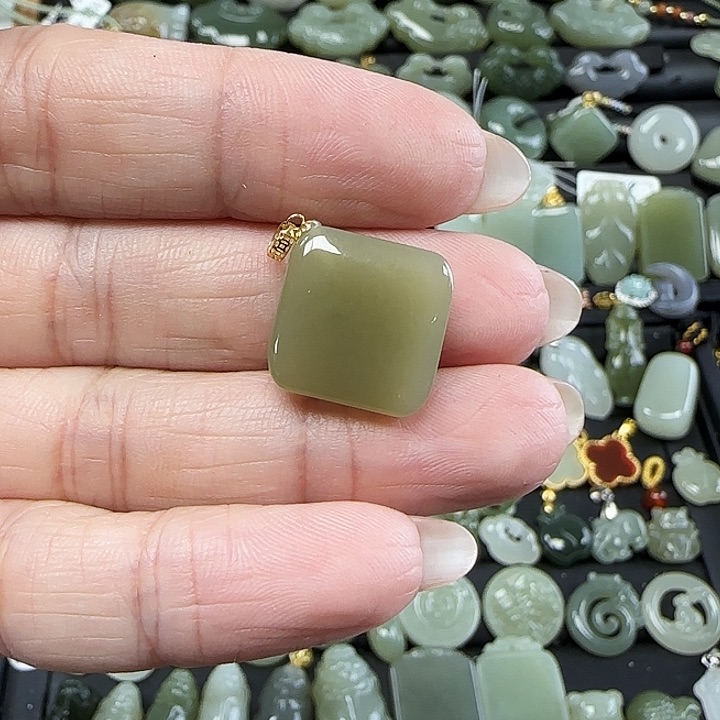 和田玉吊坠(不含链)18K金镶嵌往**风