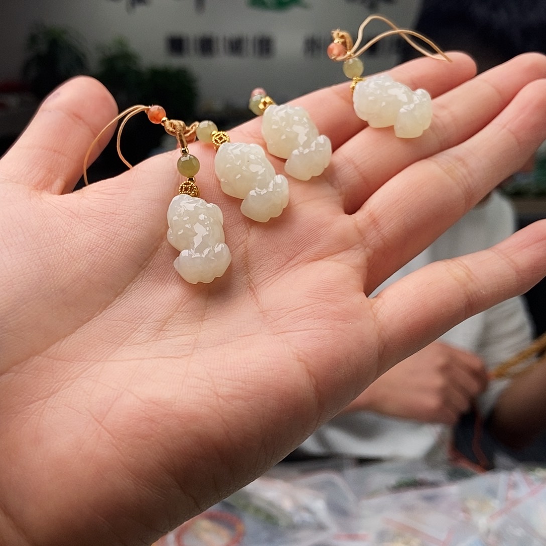 和田玉未镶嵌颈饰手机挂 白 颜色多样性发拍一发一