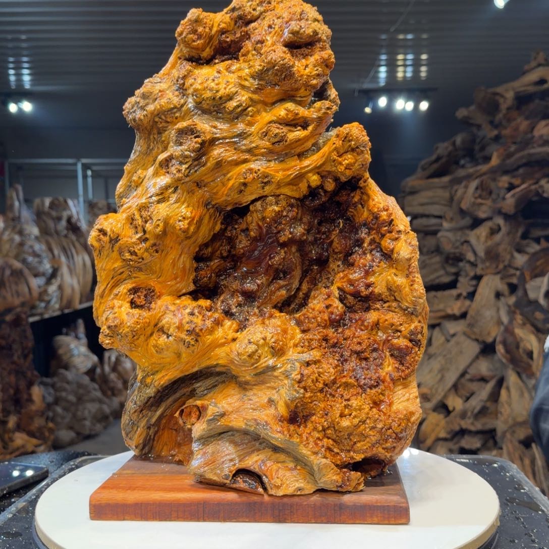 鼎***仓木王一刀琥珀木摆件71