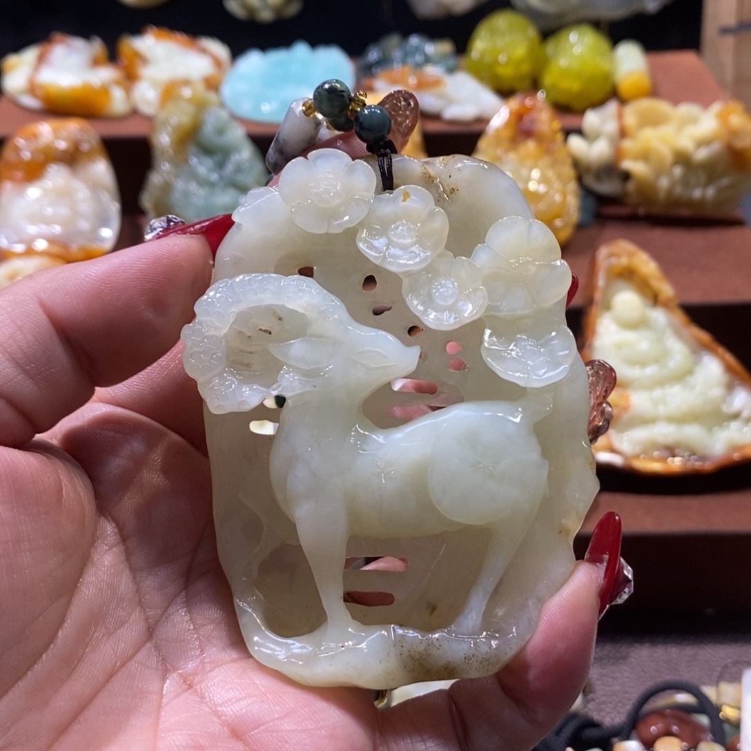 蛇纹石玉颈饰未镶嵌