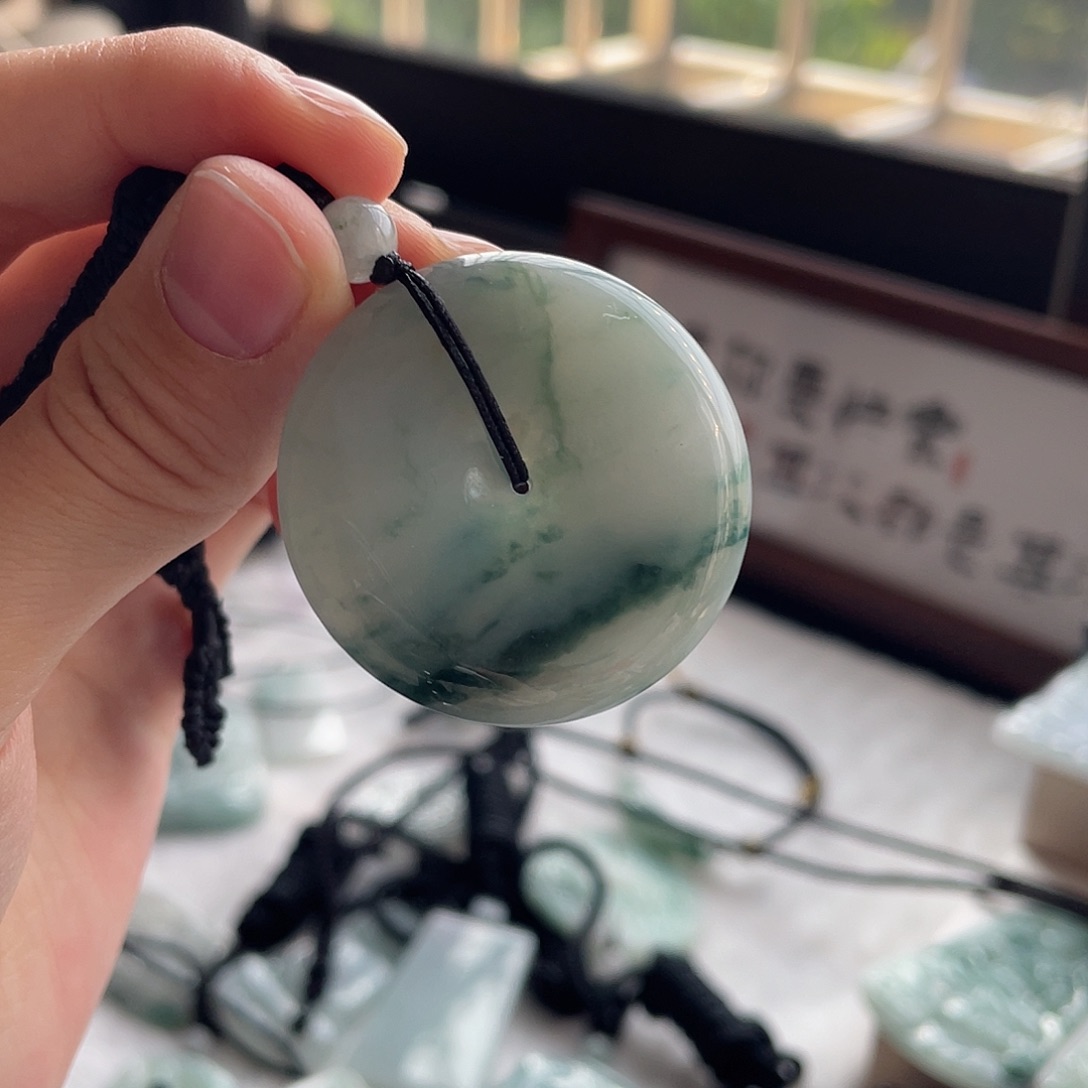 翡翠未镶嵌颈饰平安扣