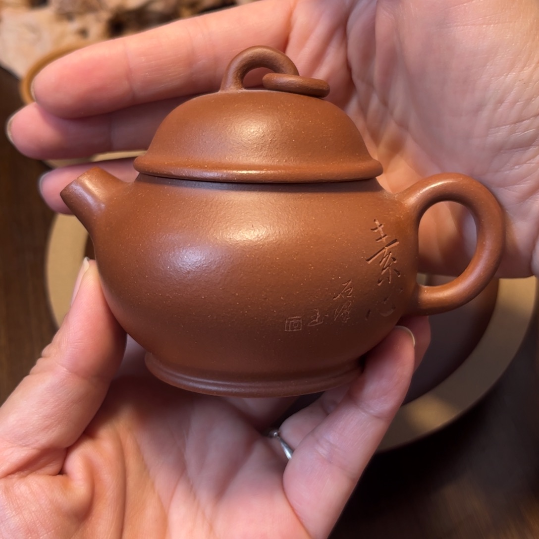 茶壶紫砂微瑕，壶嘴里面有整口的白沙