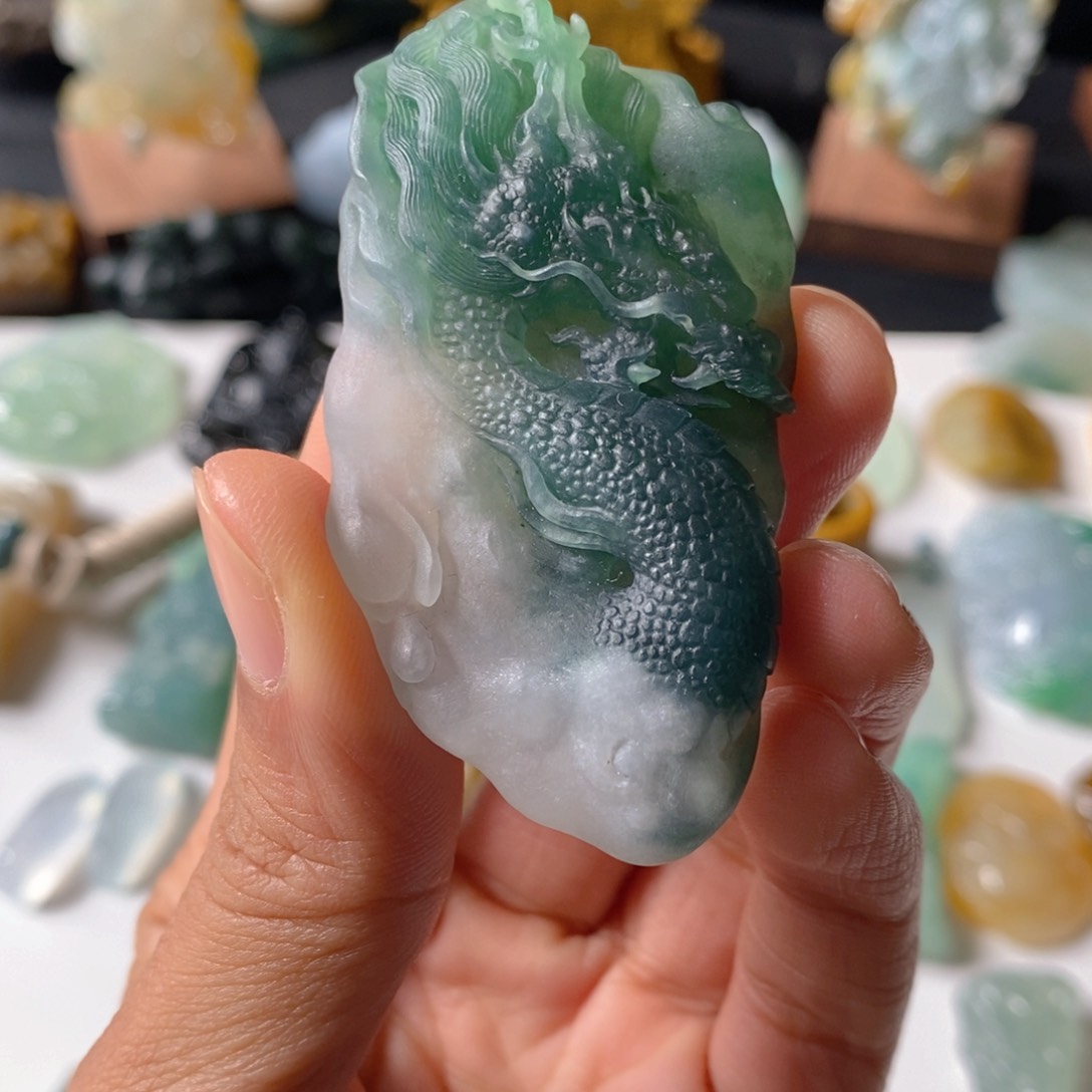 翡翠颈饰未镶嵌柒**零毛货龙牌