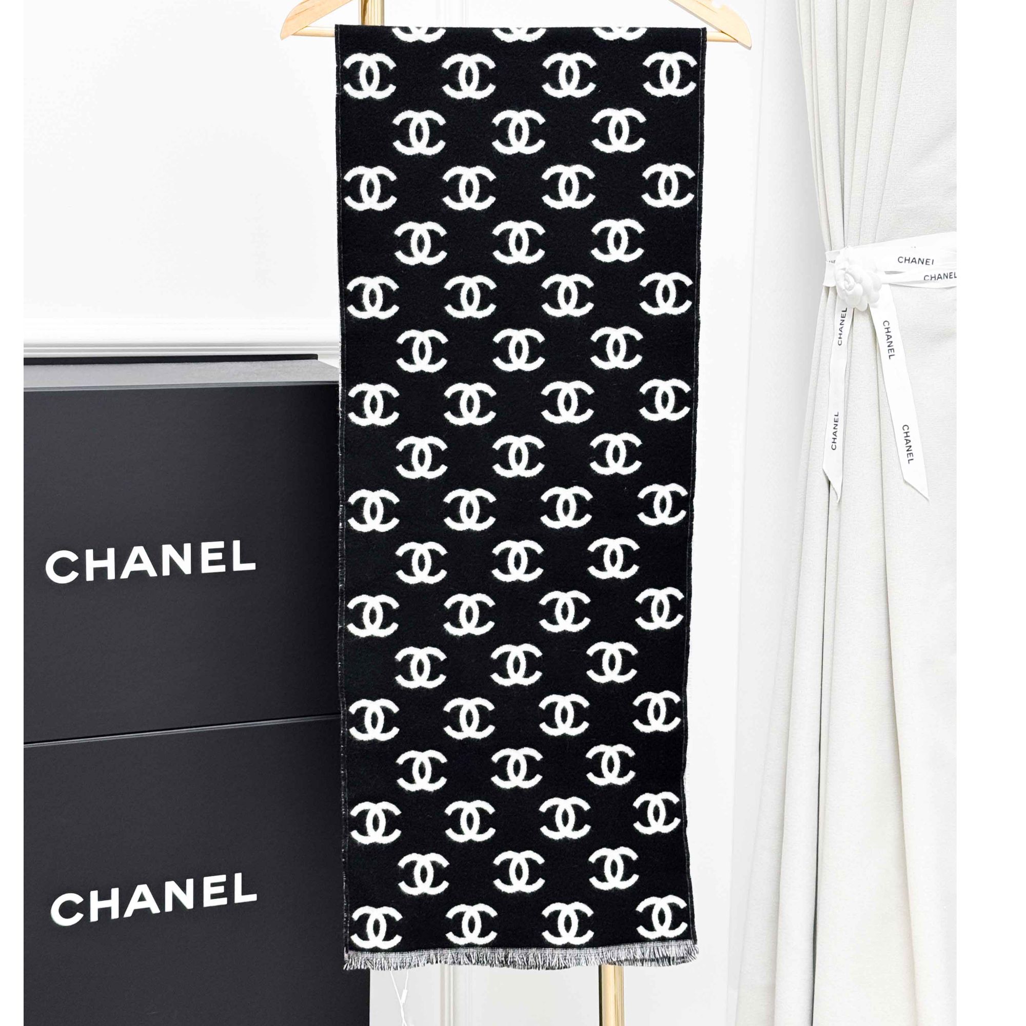 99新 Chanel/香奈儿 爆款黑白双面流苏边双C满印围巾