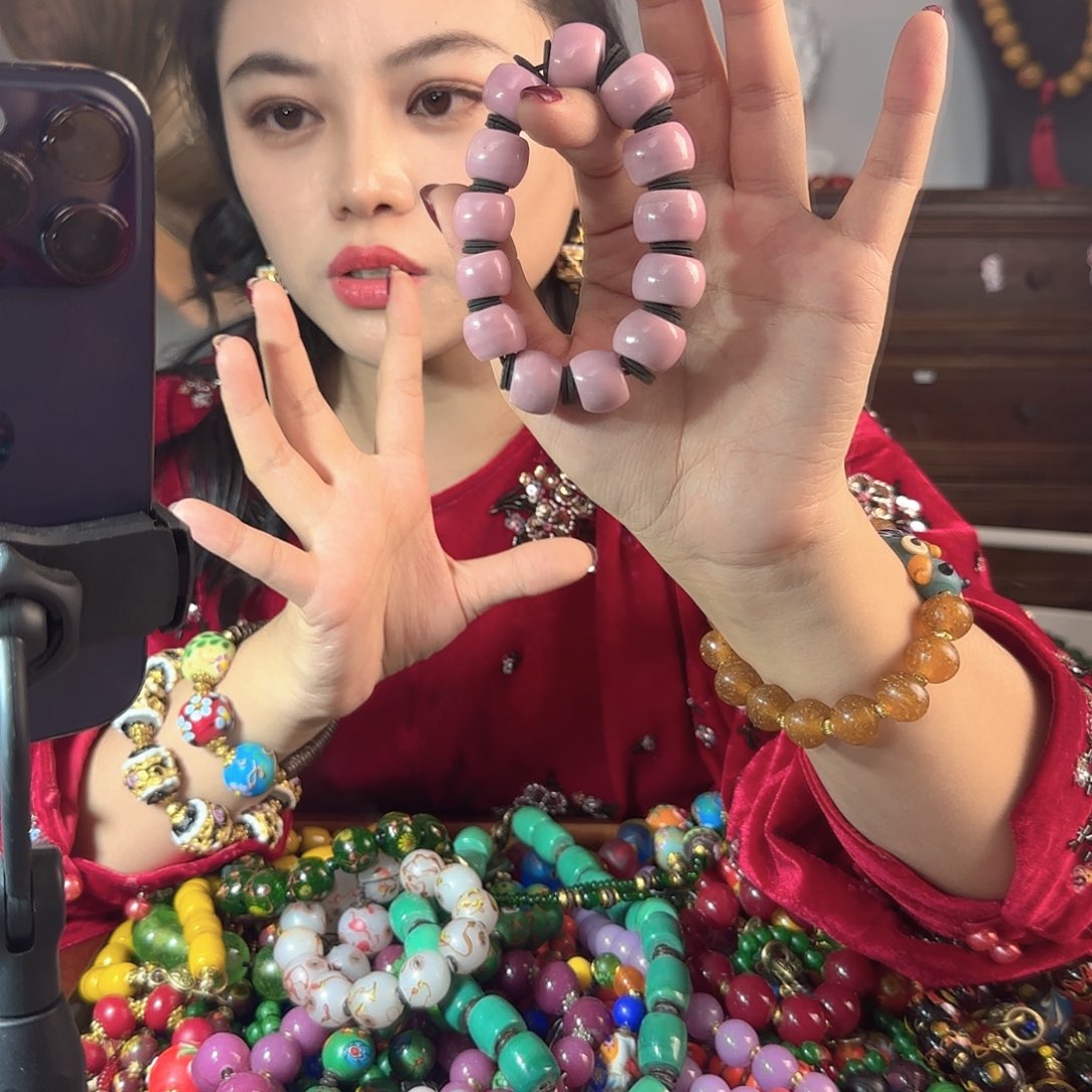 玻璃颈饰老琉璃的故事是一个人的故事吗