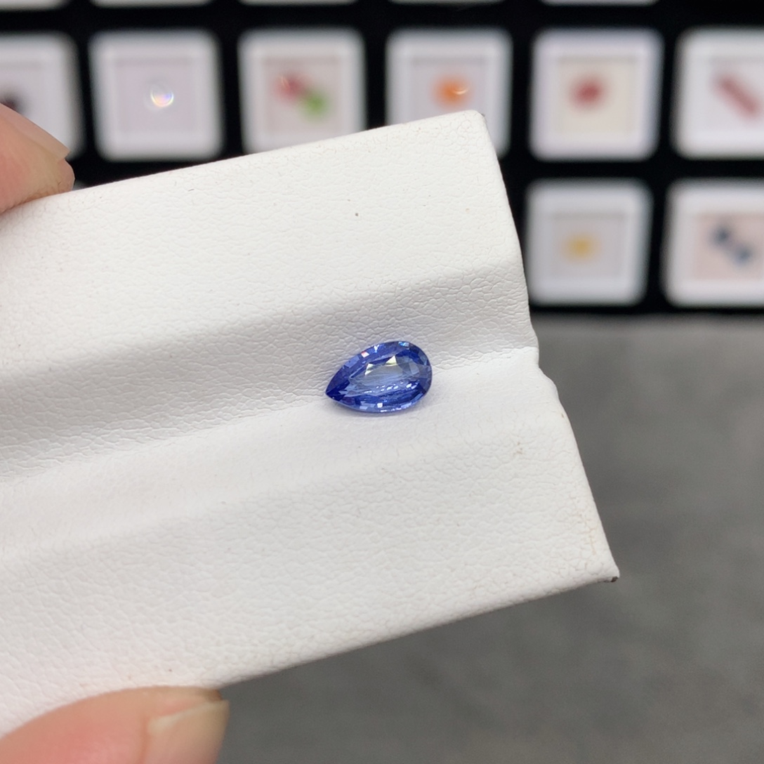 蓝宝石裸石1克拉矢车菊