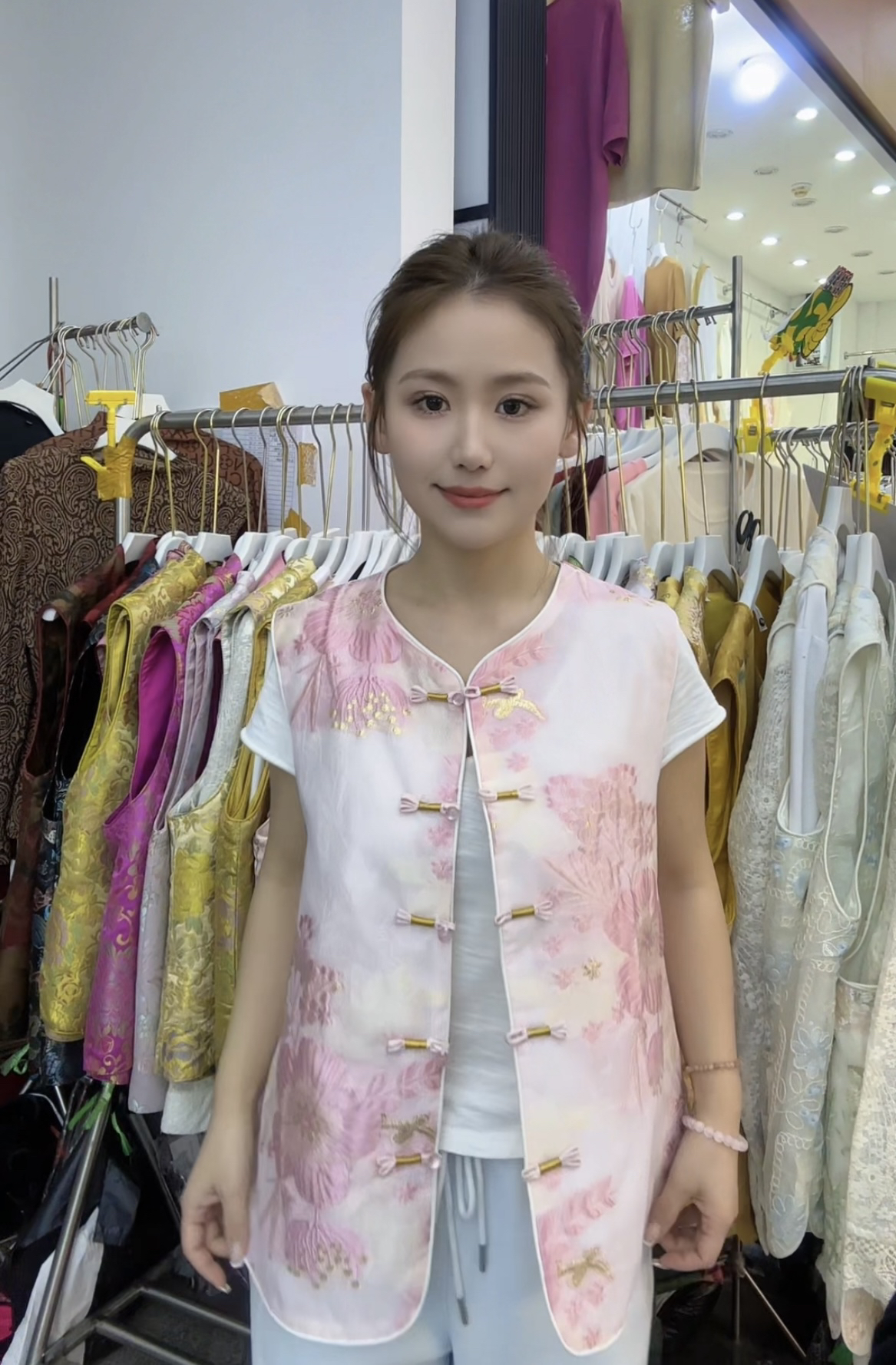 禾颜服饰—重工提花金丝刺绣国风马甲