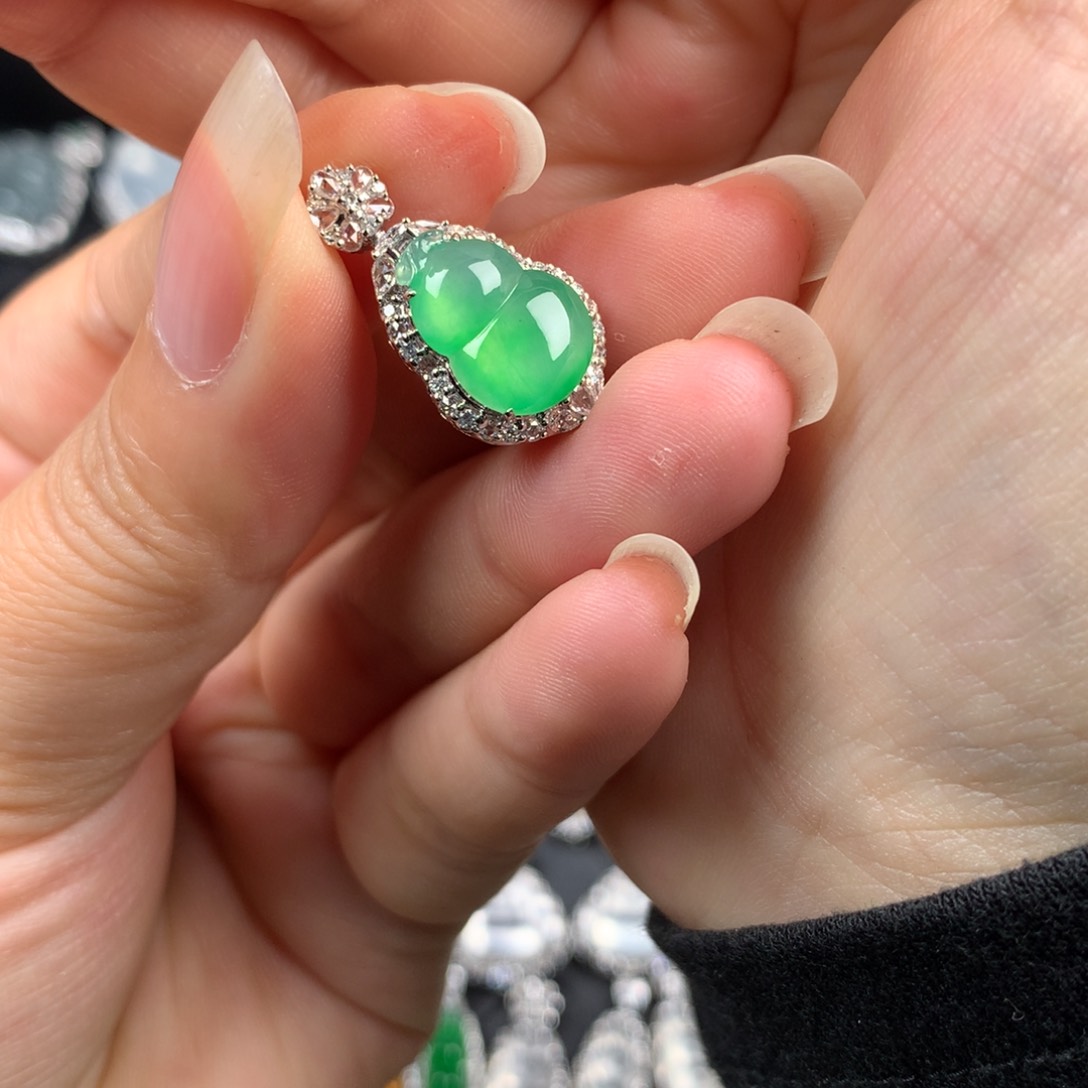 颈饰18K金镶嵌翡翠金丝绿葫芦