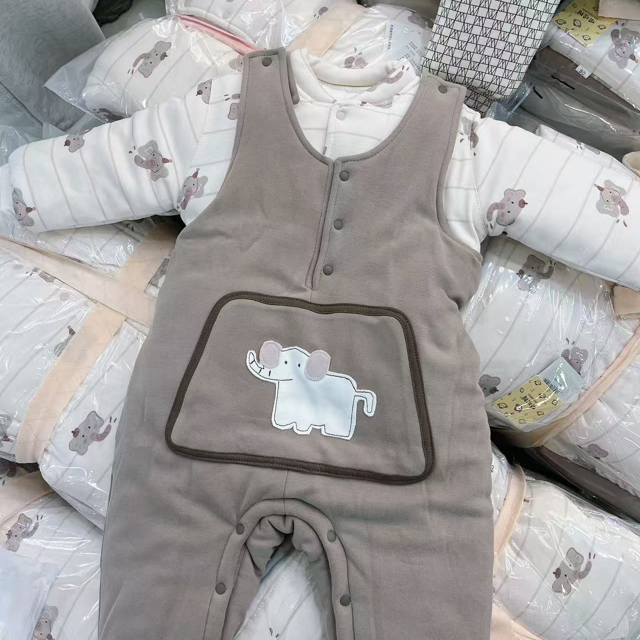 冬季加厚羊羔绒背带裤婴儿连体裤加绒宝宝棉裤幼儿闭裆开脚外出服