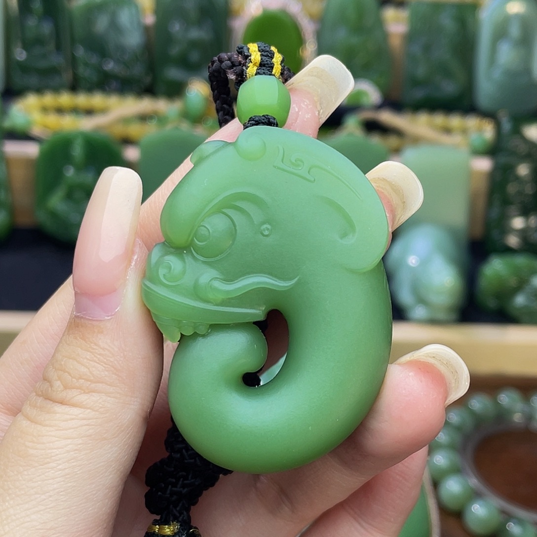 和田玉未镶嵌颈饰粉绿·玉猪龙