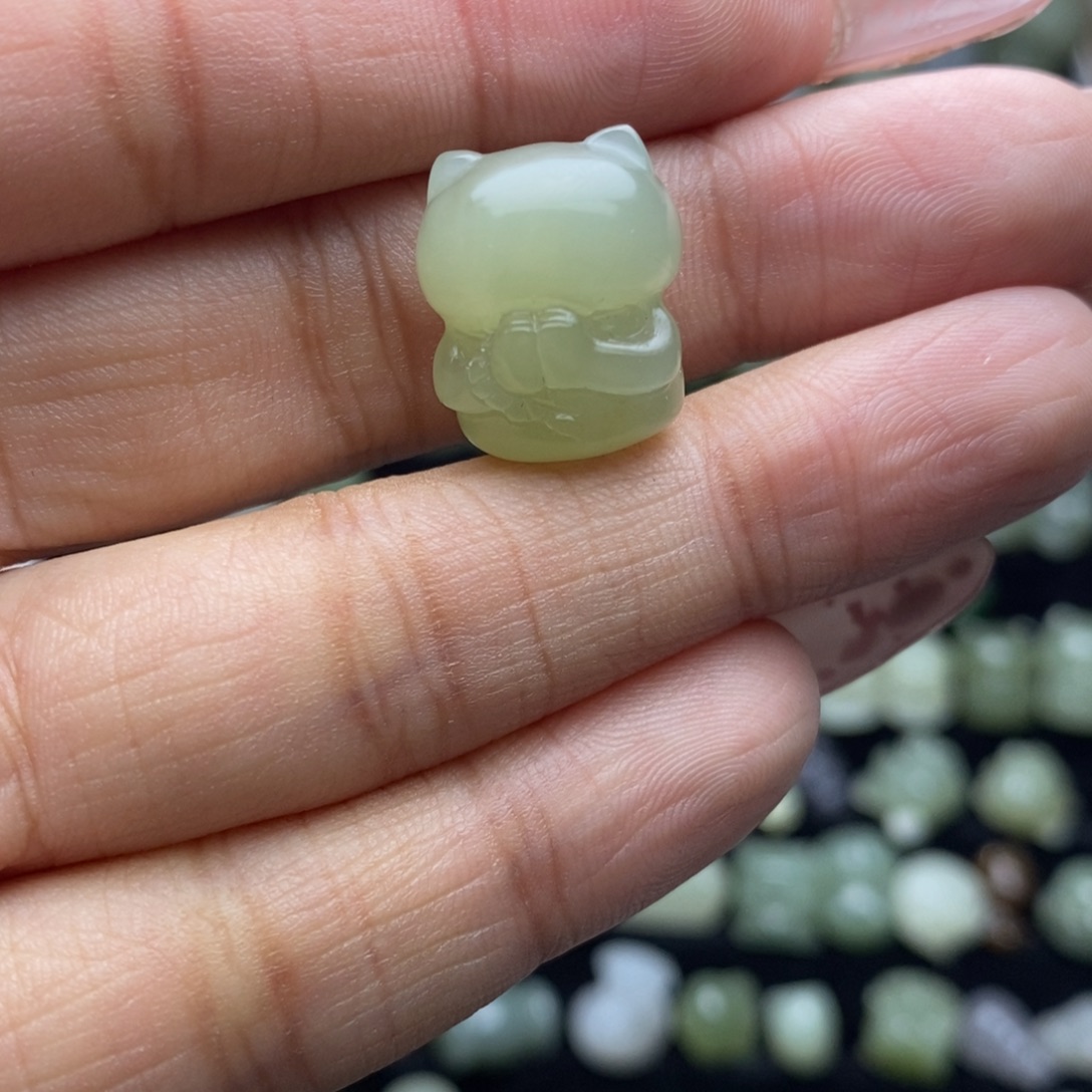 洁***云和田玉未镶嵌颈饰