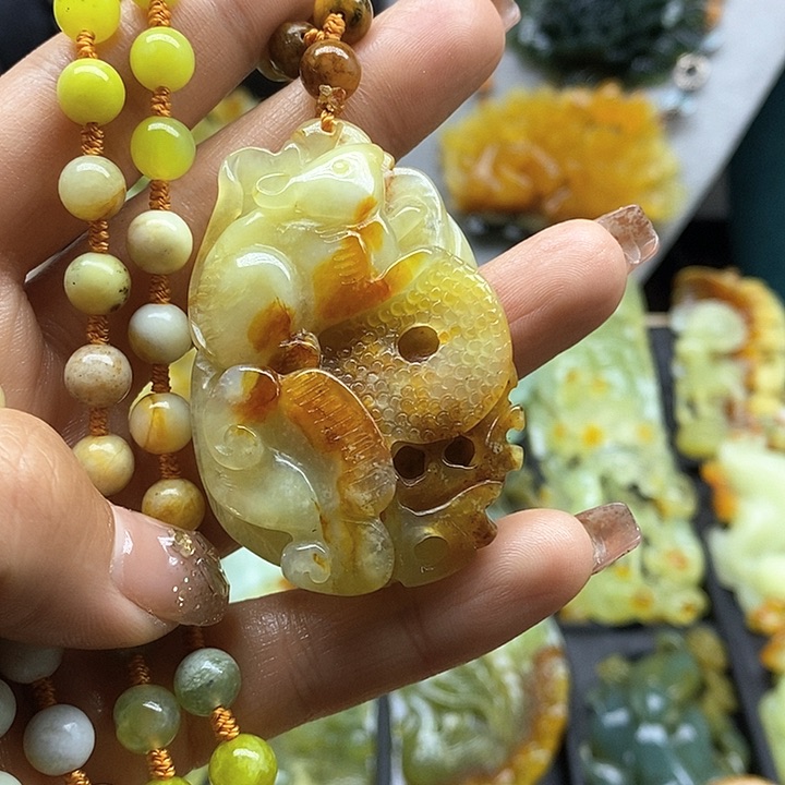 蛇纹石玉挂件未镶嵌