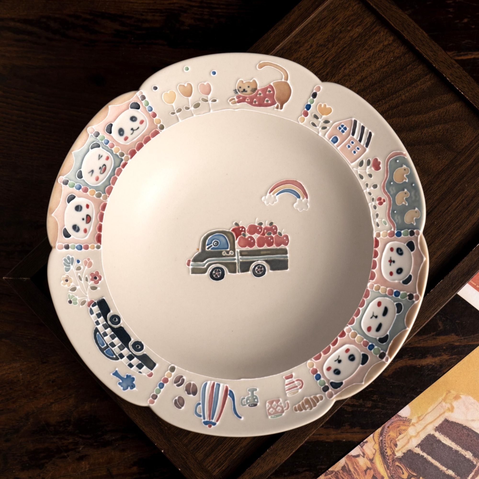 上禾下皿 | 郁金香小熊猫插画苹果车花边盘