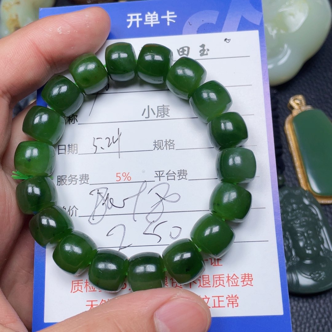 和田玉未镶嵌颈饰奶*羊