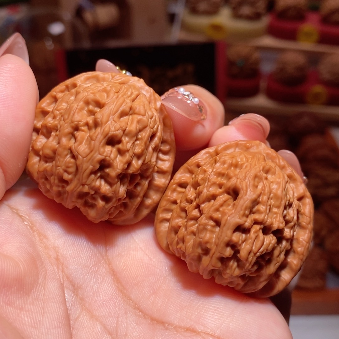 文玩核桃把件37尺白狮子