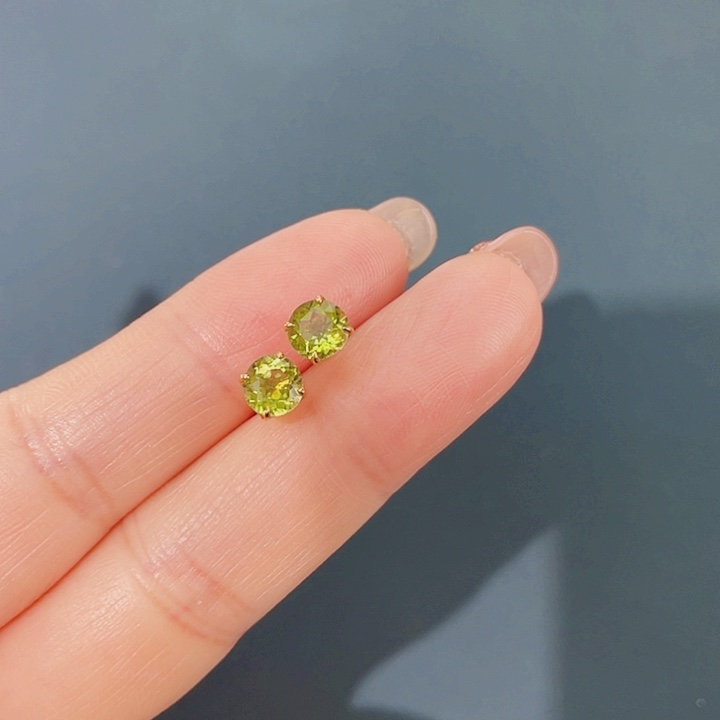 橄榄石耳钉18K金镶嵌