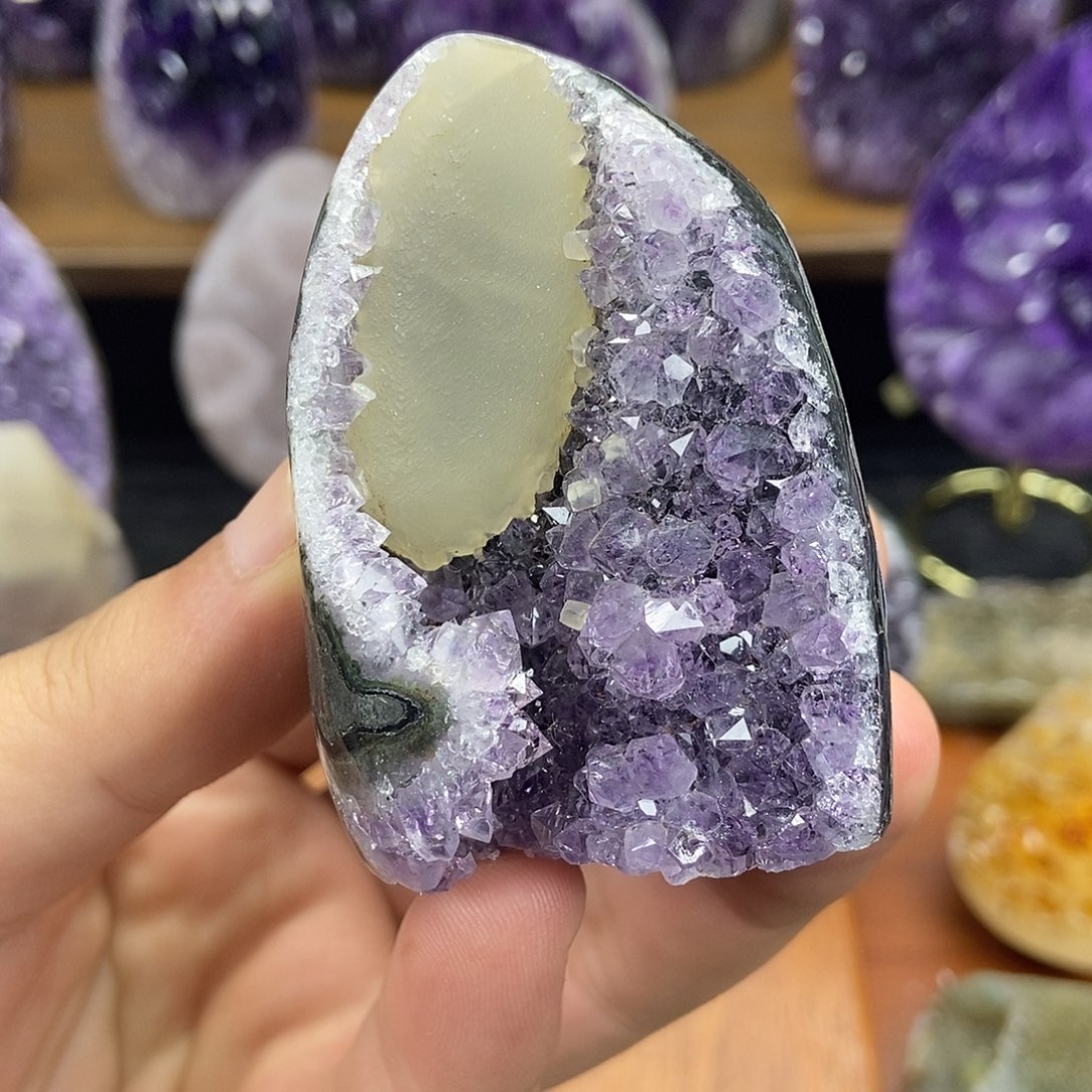 紫晶未镶嵌大型摆件（非配饰）
