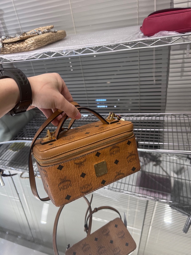 95新 MCM 时尚手提包简约设计大容量实用百搭